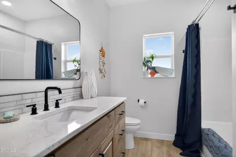 Bath - 6810 Darby Ln, Williston, ND 58801 photo 5 of 8