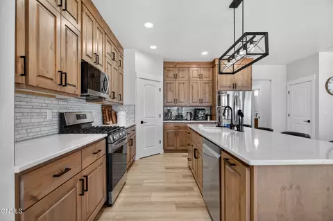 Kitchen - 6810 Darby Ln, Williston, ND 58801 photo 5 of 5