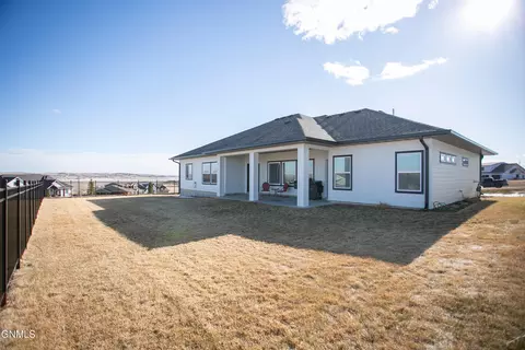 Exterior - 6810 Darby Ln, Williston, ND 58801 photo 6 of 7