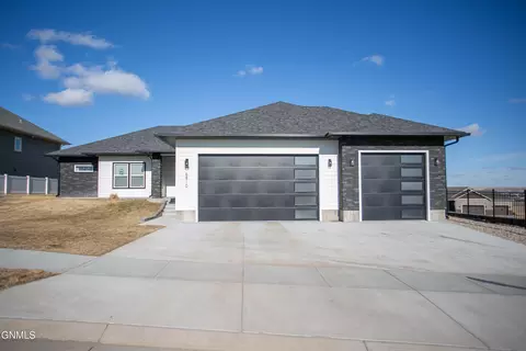 Exterior - 6810 Darby Ln, Williston, ND 58801 photo 2 of 7