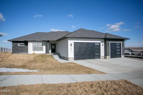 6810 Darby Ln, Williston, ND 58801