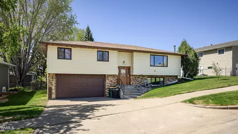 1709 Kennedy Ave, Bismarck, ND 58501