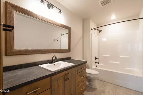 Bath - 527 Flint Dr, Bismarck, ND 58503 photo 4 of 5