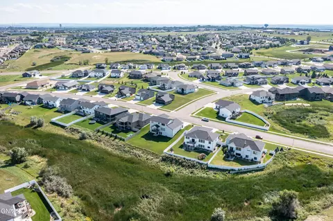 View/Area - 527 Flint Dr, Bismarck, ND 58503 photo 4 of 5