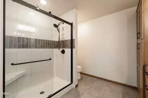 Bath - 527 Flint Dr, Bismarck, ND 58503 photo 3 of 5