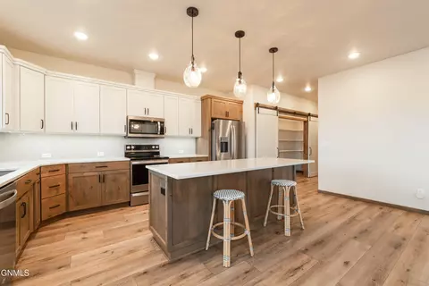 Kitchen - 527 Flint Dr, Bismarck, ND 58503 photo 3 of 4