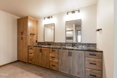Bath - 527 Flint Dr, Bismarck, ND 58503 photo 2 of 5