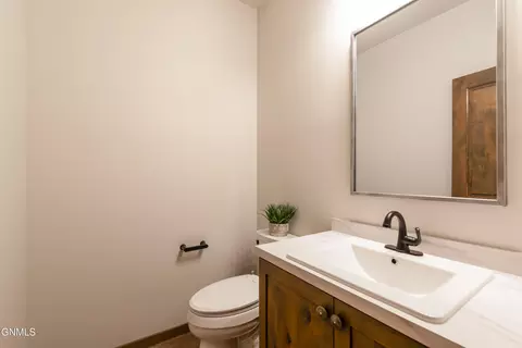 Bath - 527 Flint Dr, Bismarck, ND 58503 photo 1 of 5