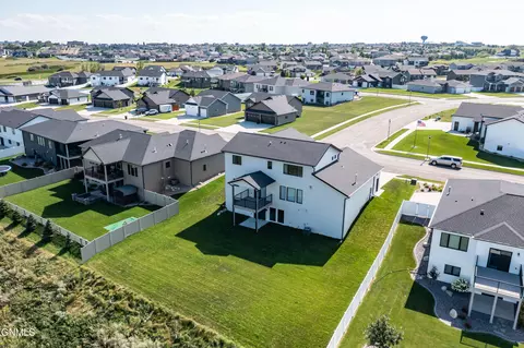 View/Area - 527 Flint Dr, Bismarck, ND 58503 photo 2 of 5