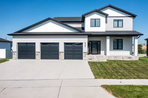 527 Flint Dr, Bismarck, ND 58503