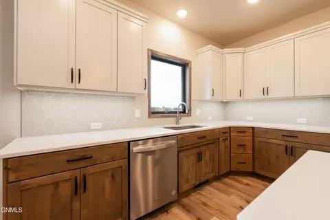 Kitchen - 527 Flint Dr, Bismarck, ND 58503 photo 2 of 4