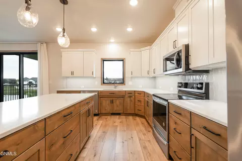 Kitchen - 527 Flint Dr, Bismarck, ND 58503 photo 4 of 4