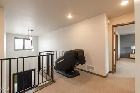 Entry Way - 527 Flint Dr, Bismarck, ND 58503 photo 5 of 9