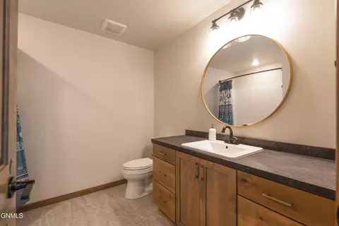 Bath - 527 Flint Dr, Bismarck, ND 58503 photo 5 of 5