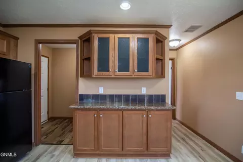 1106 S Frontier Trl, Mandan, ND 58554 photo 4