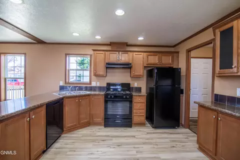 1106 S Frontier Trl, Mandan, ND 58554 photo 3
