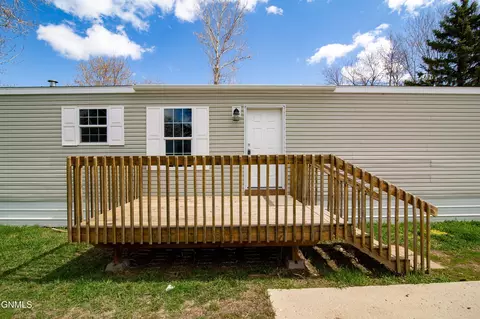 1106 S Frontier Trl, Mandan, ND 58554 photo 9
