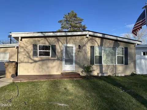 2516 Skyline Dr NW, Minot, ND 58703