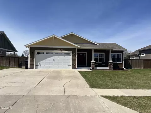 507 6th St NE, Watford City, ND 58854