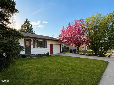 756 4th Ave SW, Dickinson, ND 58601