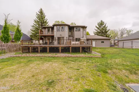 Exterior - 800 Munich Dr, Bismarck, ND 58504 photo 13 of 23