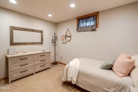 Bedroom - 800 Munich Dr, Bismarck, ND 58504 photo 14 of 14