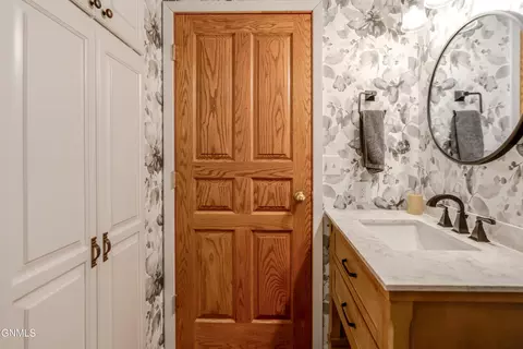 Bath - 800 Munich Dr, Bismarck, ND 58504 photo 3 of 13