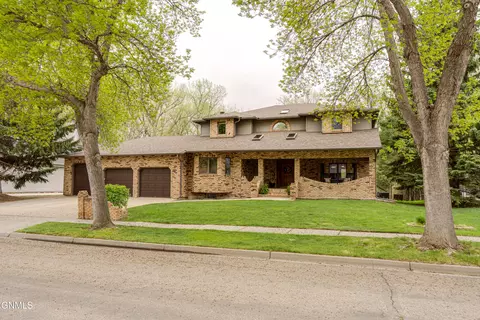 Exterior - 800 Munich Dr, Bismarck, ND 58504 photo 2 of 23