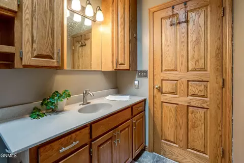 Bath - 800 Munich Dr, Bismarck, ND 58504 photo 10 of 13
