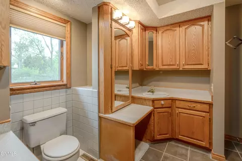 Bath - 800 Munich Dr, Bismarck, ND 58504 photo 7 of 13