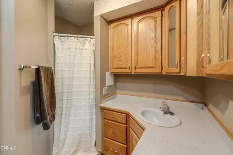 Bath - 800 Munich Dr, Bismarck, ND 58504 photo 6 of 13