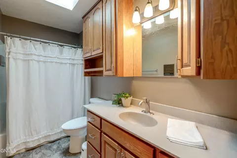 Bath - 800 Munich Dr, Bismarck, ND 58504 photo 8 of 13