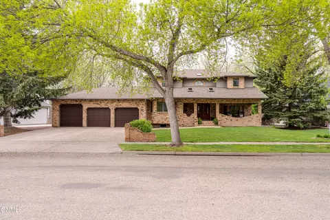 800 Munich Dr, Bismarck, ND 58504