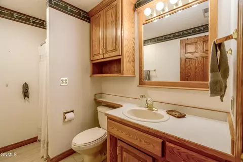 Bath - 800 Munich Dr, Bismarck, ND 58504 photo 12 of 13