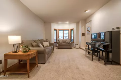 Living - 800 Munich Dr, Bismarck, ND 58504 photo 2 of 3