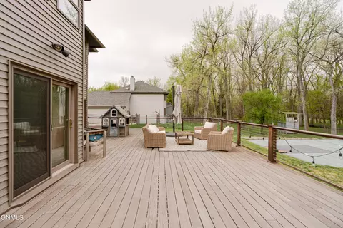 Exterior - 800 Munich Dr, Bismarck, ND 58504 photo 16 of 23