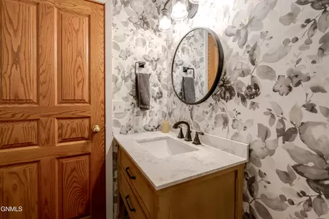 Bath - 800 Munich Dr, Bismarck, ND 58504 photo 2 of 13