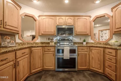 Kitchen - 800 Munich Dr, Bismarck, ND 58504 photo 6 of 12