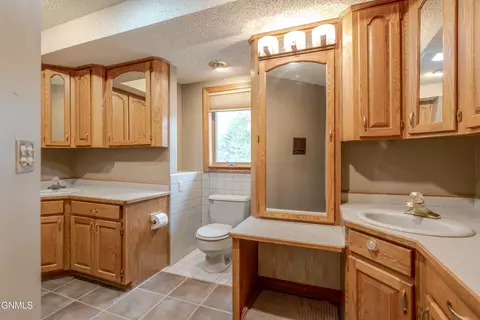 Bath - 800 Munich Dr, Bismarck, ND 58504 photo 4 of 13