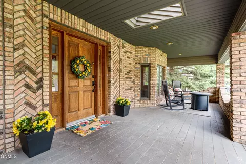 Exterior - 800 Munich Dr, Bismarck, ND 58504 photo 5 of 23