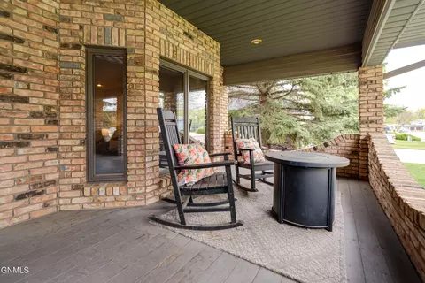 Exterior - 800 Munich Dr, Bismarck, ND 58504 photo 6 of 23