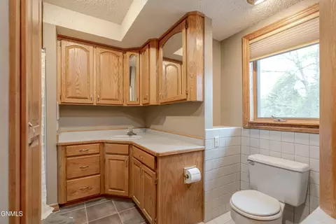 Bath - 800 Munich Dr, Bismarck, ND 58504 photo 5 of 13