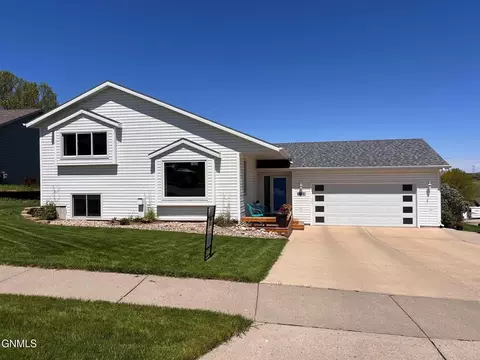 1726 Volk Dr, Bismarck, ND 58501