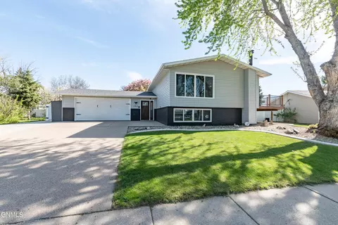 1517 Oakland Dr, Bismarck, ND 58504