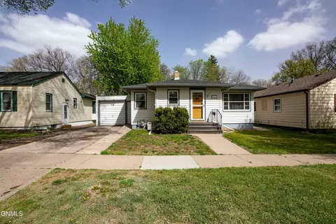 607 18th St, Bismarck, ND 58501