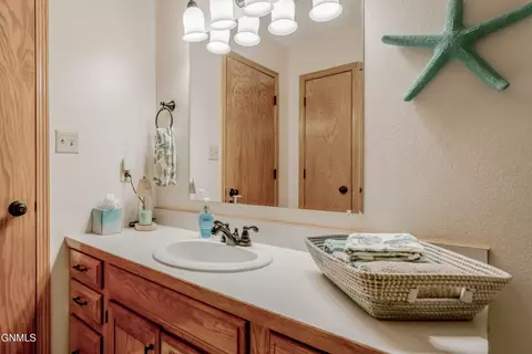 Bath - 2701 9th Ave NW, Mandan, ND 58554 photo 5 of 12