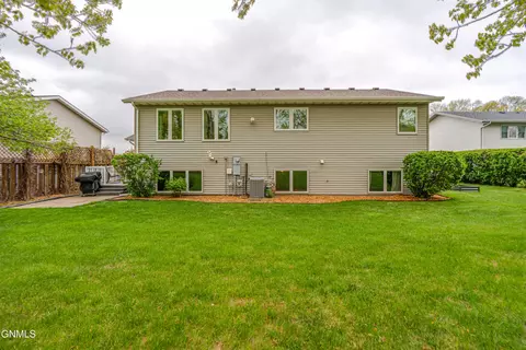 Exterior - 2701 9th Ave NW, Mandan, ND 58554 photo 11 of 16