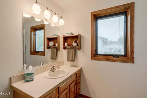 Bath - 2701 9th Ave NW, Mandan, ND 58554 photo 8 of 12