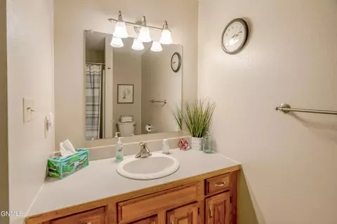 Bath - 2701 9th Ave NW, Mandan, ND 58554 photo 11 of 12