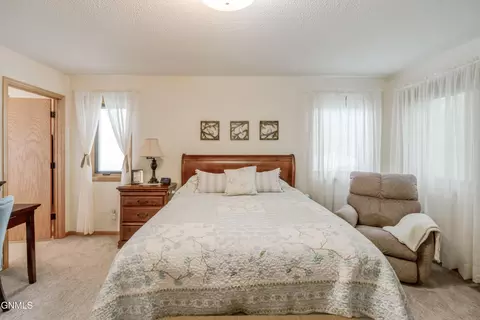Bedroom - 2701 9th Ave NW, Mandan, ND 58554 photo 4 of 10
